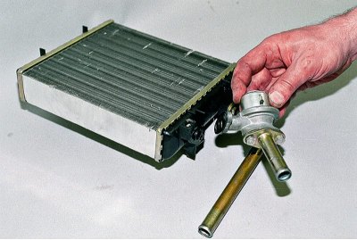 Za pomocą klucza 10 mm odkręć dwie śruby mocujące zawór do grzejnika.