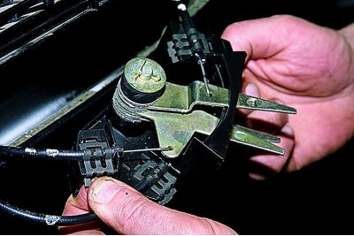 Для зняття кронштейна важелів керування обігрівачем відвертаємо гвинти кріплення кронштейна до…