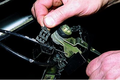 Пальцем підтягуємо притискну скобу оболонки тяги