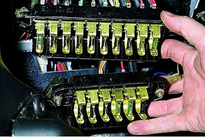 … koristimo nasadni ključ od 8 mm da odvrnemo dvije matice...