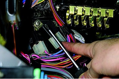 Starter i relej za paljenje montirani su ispod dodatne kutije s osiguračima (na vozilu s motorom s…