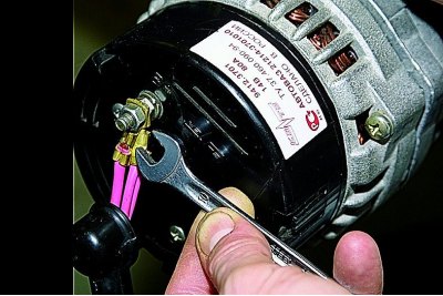 Disconnect the generator terminal «D» wire.