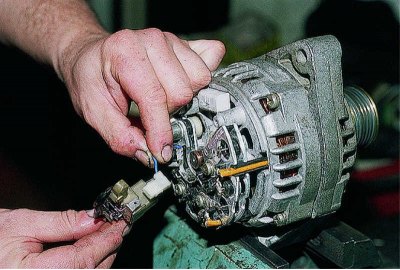 …and we remove the voltage regulator with the brush holder.