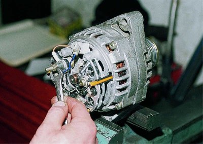 We disconnect the wire and remove the voltage regulator with the brush holder.
