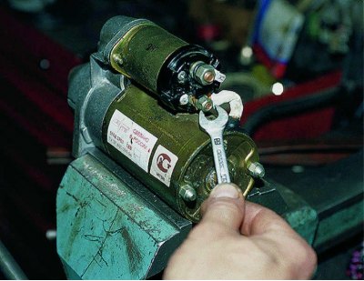 We clean the starter from dirt and install it in a vice.