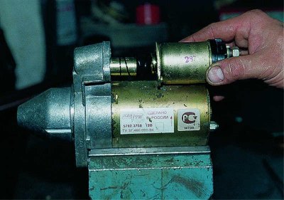 Using an 8 mm socket, unscrew the two bolts securing the traction relay…