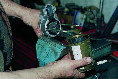 Using a 10 mm spanner, unscrew the nuts of the tie rods.