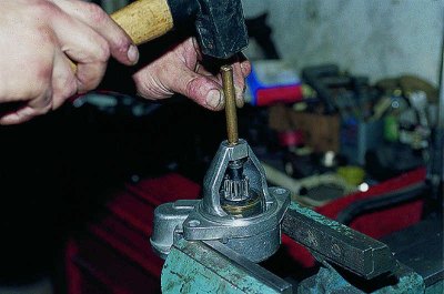 We take out three planetary gears.