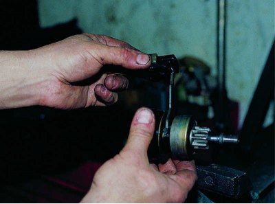 …and remove it together with the drive shaft support and lever.