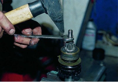 We rest the jaws of the 14 mm open-end wrench on the limiting ring...