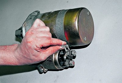 13 mm-es csavarkulccsal lazítsa meg a huzalt a vontatási reléhez rögzítő anyát...