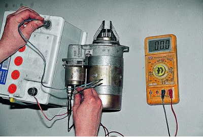 ...12 V-os feszültséget adunk a relé kimenetére,...