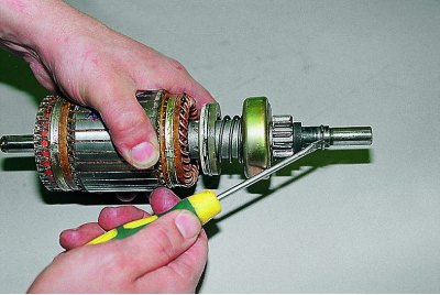 A horgonytengelyt egy fatömbre támasztva 14 mm-es villáskulccsal ütjük le a határológyűrűt a…