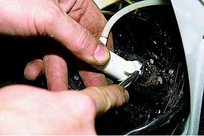 Для від'єднання робочого циліндра гідрокоректора від фари
