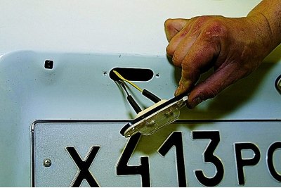 Хрестоподібною викруткою відвертаємо два саморізи