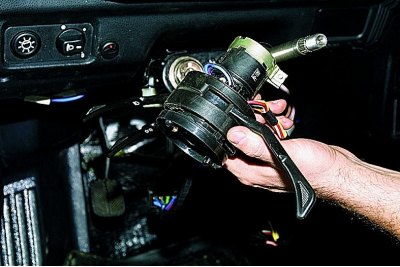 Pomoću utičnice od 8 mm otpustite vijak koji pričvršćuje stezaljku prekidača na stupu upravljača.