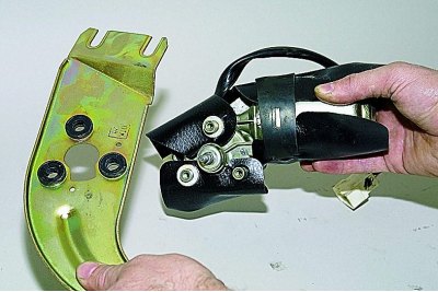 Folosind o cheie de 10 mm, deșurubați cele trei șuruburi care fixează motorreductorul de suport..