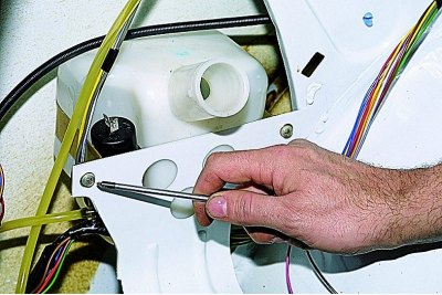 Leválasztjuk a vezetékeket az elektromos motorról.