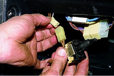 Folosind o priză de 21 mm, deșurubați piulița care fixează comutatorul pe tabloul de bord,..