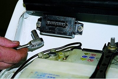 Odvojimo blok od upravljačke jedinice elektromagnetskog ventila rasplinjača.