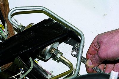 Uklanjamo nosač rezervnog kotača za pristup filtru goriva motora s ubrizgavanjem i glavnom kočionom…